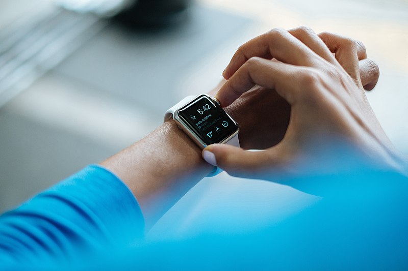 Smartwatch - Ένα Σύγχρονο Εργαλείο που Συμβάλλει στη Διατήρηση της Υγείας και της Ευεξίας.